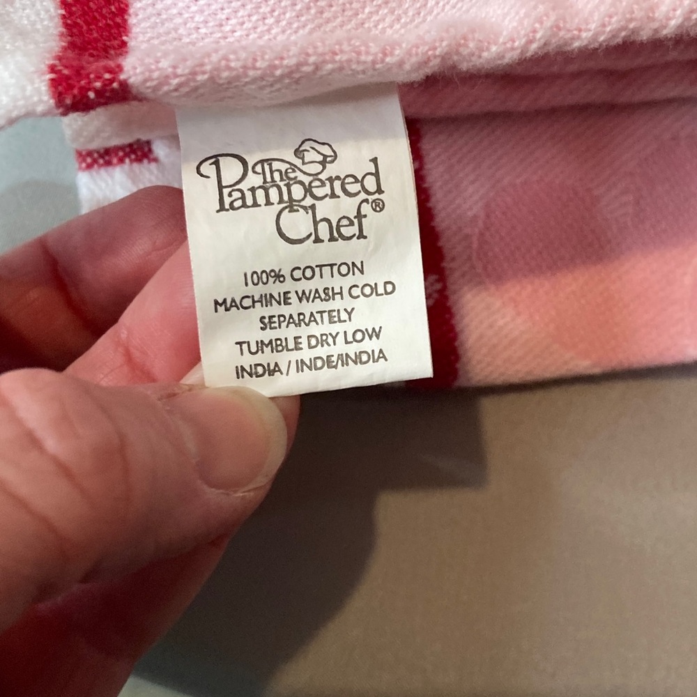 The Pampered Chef Pink and Red Heart Cotton Towels - Picture 2 of 2